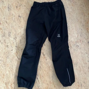 Haglöfs Byxor - Ett par haglöfs byxor är lite mer som överdragsbyxor i de matrialet. Skit bra skicka jätte bra till utflykter och har typ aldrig använda. Har använd dem 3-4 gånger. Nypris 600 därför säljer jag dem för så bra pris