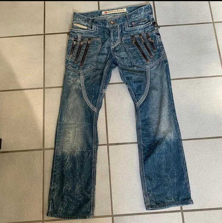Sjuka jeans storlek 32 kostar 1200 nya . Jeans & Byxor.