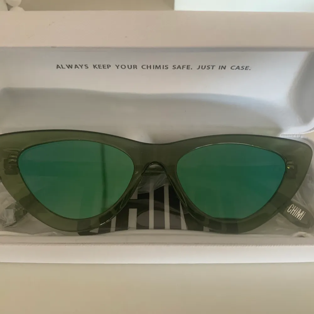 Säljer ett par helt nya solglasögon från Chimieyewear, aldrig använda. Plasten är kvar på som ni ser på andra bilden. Glasögonen är i modellen 006, färgen Kiwi & med spegelglas. Supercoola⚡️🥰🥳  kunden står för frakten💞. Övrigt.