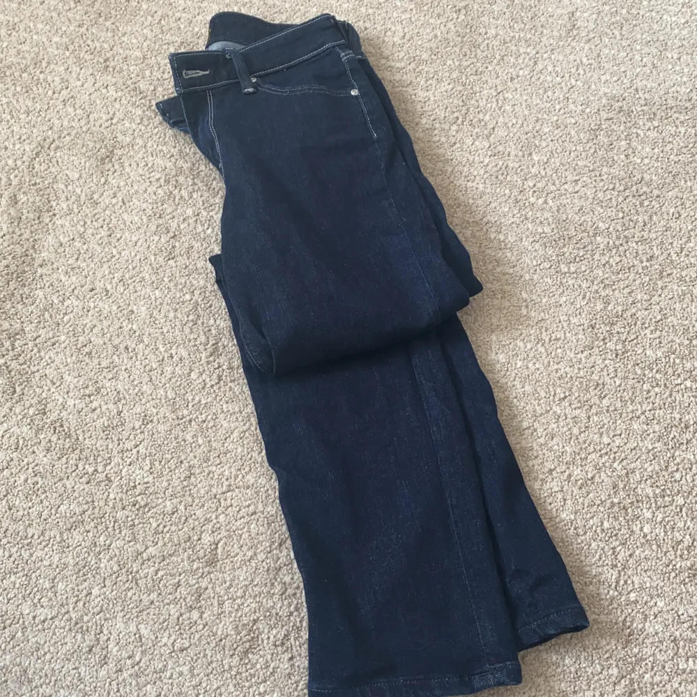 Mörk blå denim jeans från Lee. Köptes för ca 5 månader sen men har används 1-2 gånger på grund av att dem är för stora. Bra kondition och jättesnygga byxor. ❤️. Jeans & Byxor.