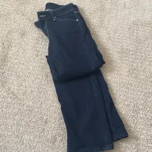 Mörk blå denim jeans från Lee. Köptes för ca 5 månader sen men har används 1-2 gånger på grund av att dem är för stora. Bra kondition och jättesnygga byxor. ❤️