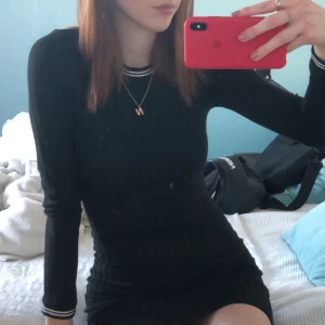 Svart klänning - Svart klänning med vita detaljer från H&M. Använd fåtal gånger, nyskick i storlek 32. Skicka privat vid intresse🖤