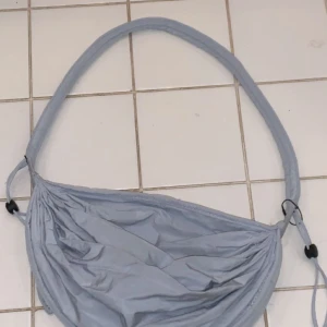 Blå väska - En jättefin väska som absolut kommer passa dig om du är från 12-15 år. Från zara och den har tyvärr inte kommit till andvändving 💕 Någon som kan tänka sig köpa för 40kr eller mer? Vi kan även diskutera priset 🦋 Skriv privat om du är intresserad 💕 Frakt kan ingå i priset 🥰