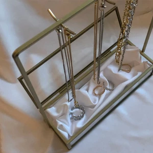 Tbjwlry - Beställ via dm på instagram @tbjwlry och använd koden ”plick” för 20 % rabatt🤍✨