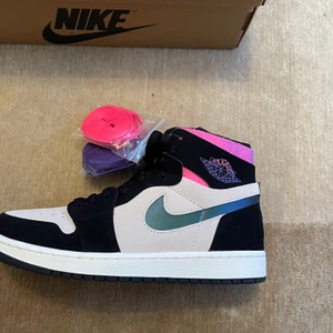 Jordan 1 comfort X psg - Air Jordan 1 cmfrt X Paris Saint German collab.  Sizes: Eu 39/us 6 Eu 41/us 8 Eu 42,5/us 9  Bid starting at 2199 and bin 2499 for all sizes!!  Brand new all og and comes with receipt.  Dm or comment for more info, more pictures or if you are interested!  Meet up in Stockholm or shipping!