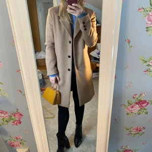 Beige kappa från Selected Femme  - Beige kappa. St.36. Väldigt bra skick. Nypris: 1600kr 