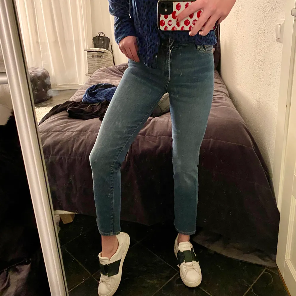 Säljer dessa blåa jeans då jag inte får någon användning för dem! Är sjukt snygga på sommaren till ex en stickad tröja eller bara till en vanlig t-shirt🥰. Jeans & Byxor.