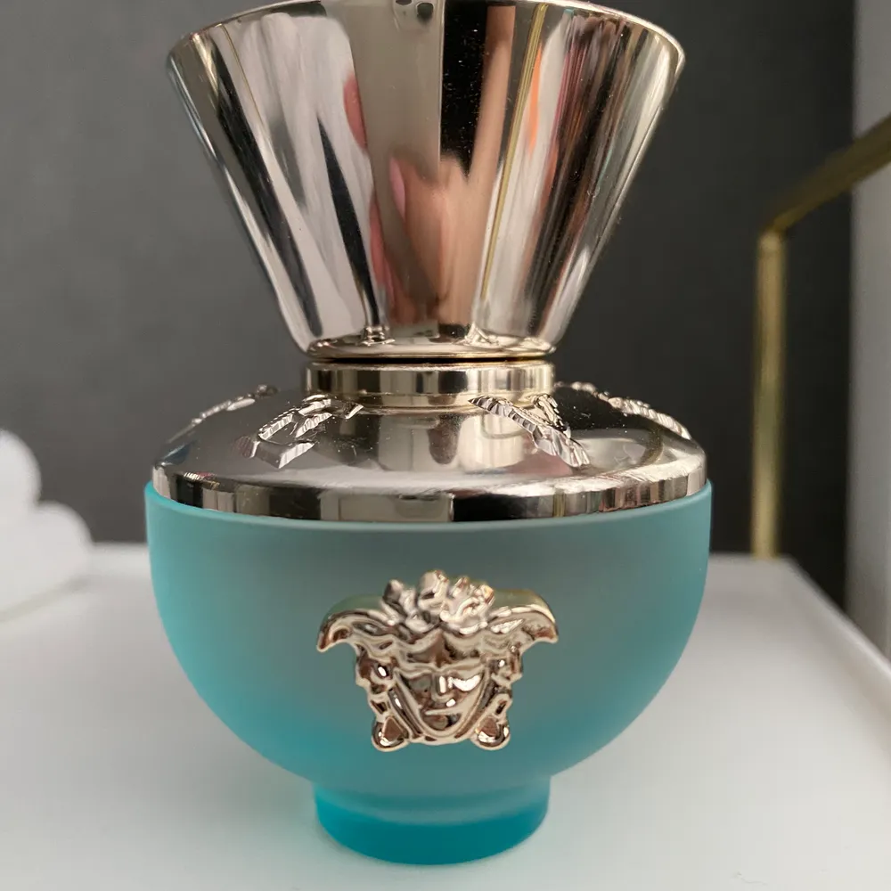 Ny parfym från Versace i doften ”Dylan Turquoise”, damdoft, 30 ml i EDT. Endast testad 1 gång, tillhörande kartong medföljer och kvitto om det önskas. Nypris 570kr, säljes för 390kr inkl spårbar frakt💟. Övrigt.