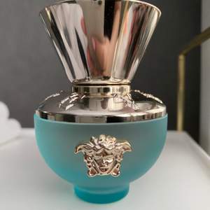 Ny parfym från Versace i doften ”Dylan Turquoise”, damdoft, 30 ml i EDT. Endast testad 1 gång, tillhörande kartong medföljer och kvitto om det önskas. Nypris 570kr, säljes för 390kr inkl spårbar frakt💟
