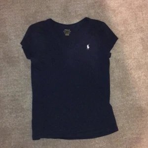 Polo Ralph Lauren  - Den sitter väldigt bra säljer pga att jagbinte använder den. V ringad och väldigt fin. Står inte för frakt 