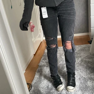 Ripped Jeans - Jätteballa jeans från Mango som passar storlek 32 ⚡️ Aldrig använda och prislappen är fortfarande kvar! Sitter supersnyggt och jag på bilden är 1.70 lång 🥰 