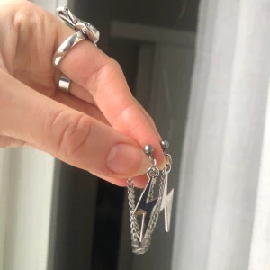 Örhängen - Hej!💞Säljer dom här sjukt coola örhängena, aldrig använt dom här för har ett par likadana.🤩🕺🏽 säljer dom för 62kr då frakten ingår😁💞💞💕( inte äkta sliver) 