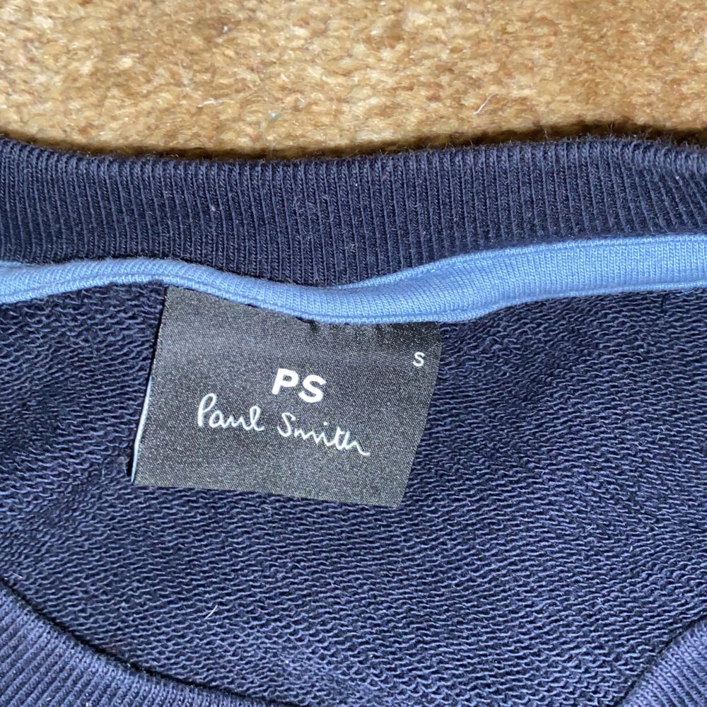 En Paul Smith tröja med en mörklblå färg. Den är i väldigt bra skick och nypriset är 1100 (från butik till butik), bilden från nätet är i samma färg och kostar 1199kr. Storleken är S och är en herr modell men fungerar givetvis för dam. Har använt den ett tiotal gånger men säljer den för att den är för liten för mig. Fritt fram att buda mina vänner! . Tröjor & Koftor.