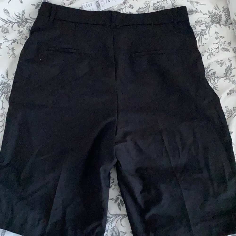 Ett par svarta kostym shorts köpta på ginatricot och aldrig använda med prislappen kvar💞 säljer då de är för små på mig💞. Jeans & Byxor.