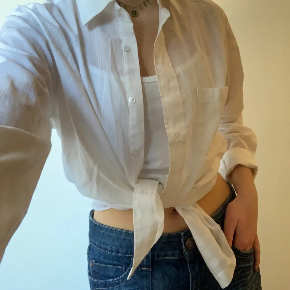 En vanlig hederlig vit skjorta!! Superfin och väldigt bra skick. Har ett diskret randigt mönster som får den att bli lite unik. Enkel att stajla upp och funkar till mycket! . Skjortor.