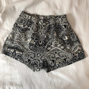 shorts vero moda  - mjuka och sköna shorts i storlek S. De är väldigt sparsamt använda och i fint skick. frakt på 24 tillkommer💗 