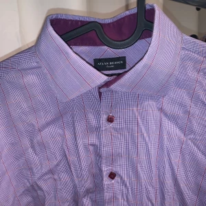 Lila rutig skjorta  - Skräddarsydd lila rutig skjorta, i bra skick. Sitter som en stl L slim fit (man men passar kvinnor med). Sitter som en oversized skjorta om du har typ stl S-M. 