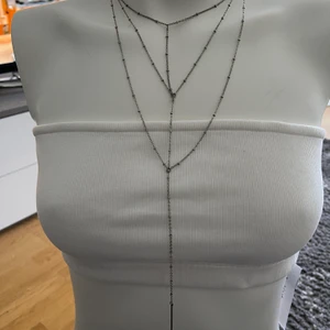 Långt halsband - Oanvänt halsband i lång modell med knäppe bak