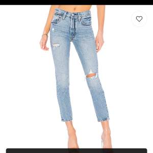 Liknar mom jeans, knät på dessa har lite större slitning ändå bilden (lånad bild) säljs pga för små! Skulle säga att dom passar en 34, köptes för 1200kr :) 