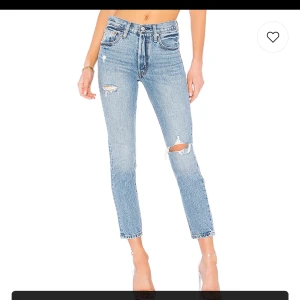 Levis 501 skinny - Liknar mom jeans, knät på dessa har lite större slitning ändå bilden (lånad bild) säljs pga för små! Skulle säga att dom passar en 34, köptes för 1200kr :) 