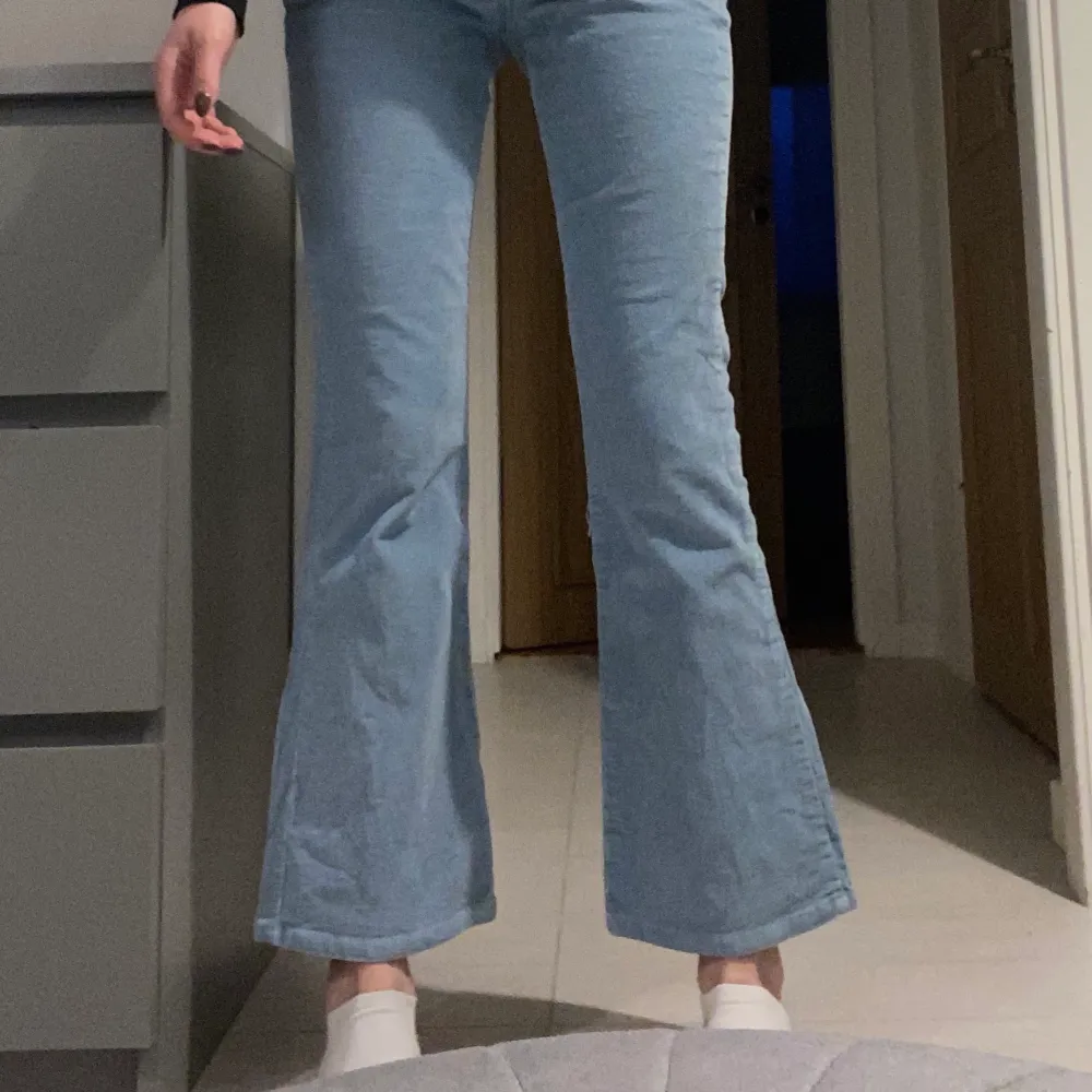 Blå Levis jeans i Manchester tyg som jag säljer pga fel längd. Jag är 173cm lång.. Jeans & Byxor.
