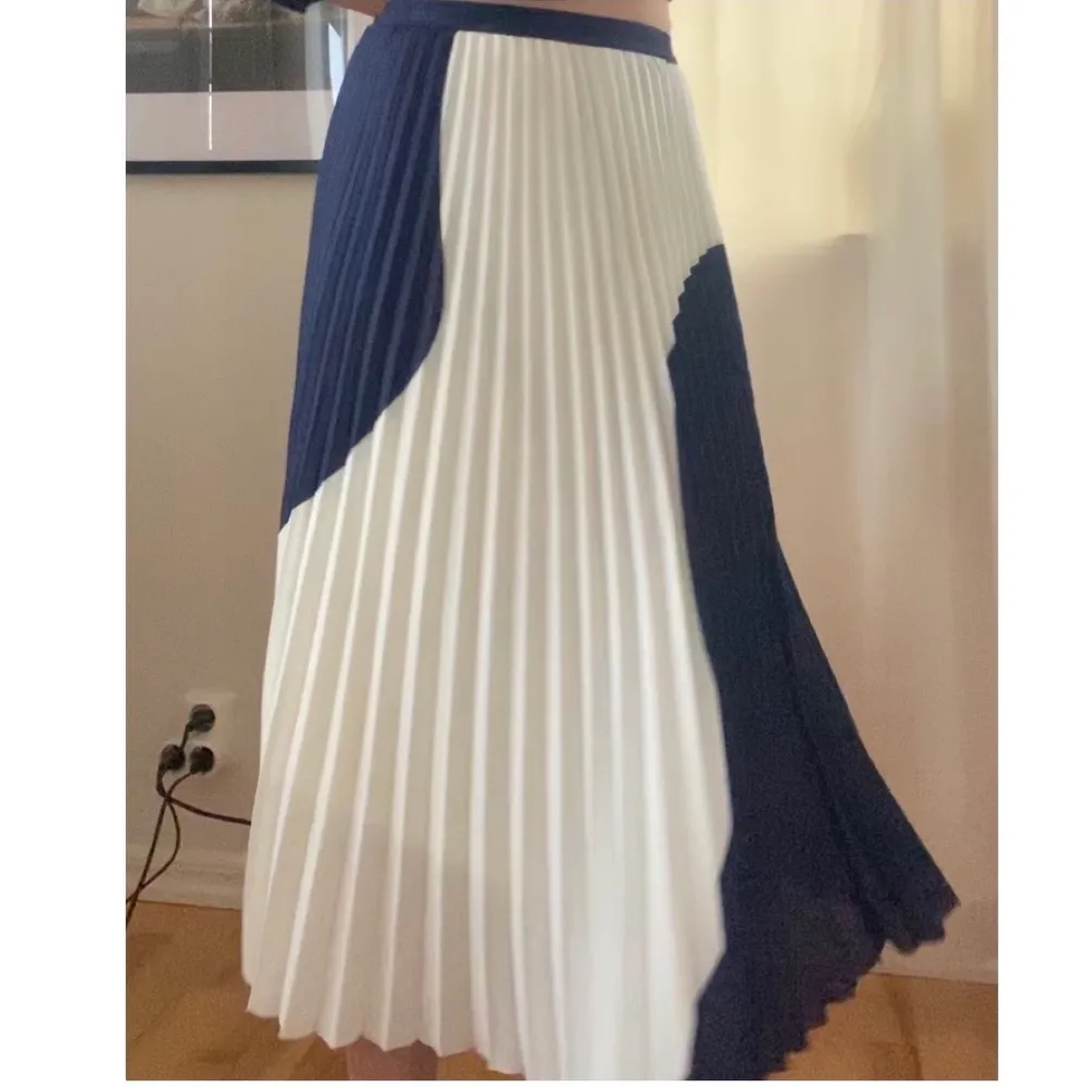 Säljer denna jättefina plisserade kjolen i storlek 36. Kjolen är marinblå och krämvit. Kojen är i mycket gott skick, inga defekter!. Kjolar.