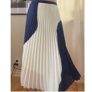 Säljer denna jättefina plisserade kjolen i storlek 36. Kjolen är marinblå och krämvit. Kojen är i mycket gott skick, inga defekter!
