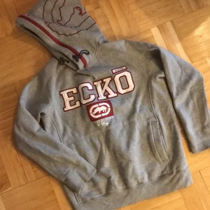 Eckö hoodie - Jättebra kvalitet! Liten i storlek (large, men passar bättre M) liten liten färgfläck på magfickan (syns på sista bilen, men går bort med vanish 👍🏼) sjukt bekväm & bra passform! Helgrå baktill