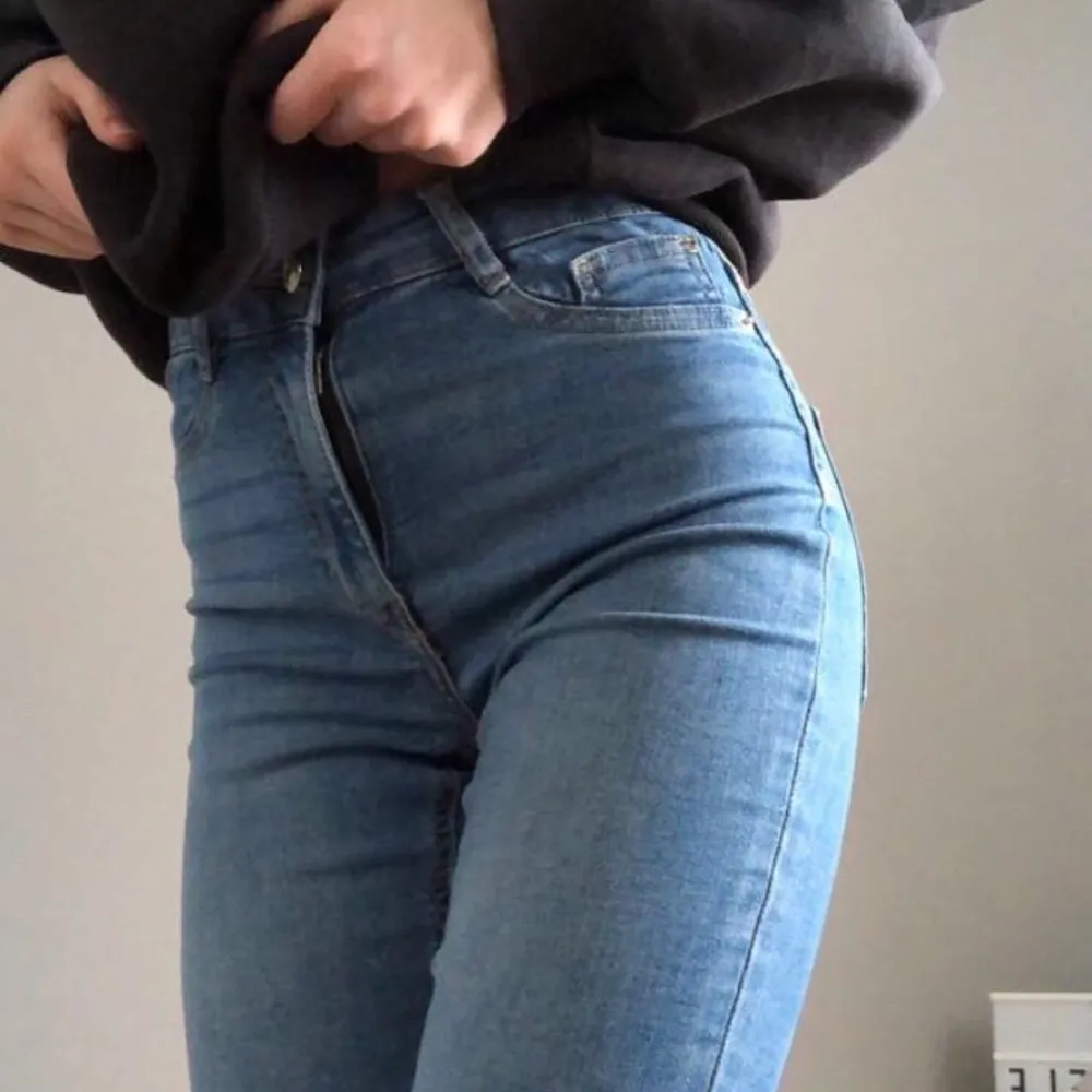Säljer dessa skitsnygga blåa Molly jeans! Använts ca 5 gånger då det kom hem i fel storlek, är i helt nyskick och finns inget problem med dem (nypris är 300) köparen står vid frakt på 66 kr men kan mötas upp. Hör av dig om du är intresserad!🤍. Jeans & Byxor.