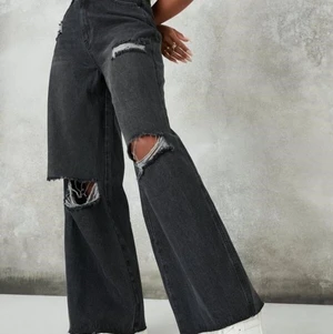 Missguided jeans  - Ett par baggy, svarta, ripped jeans från Missguided. Köpte online men passade inte riktigt, bara på provade och inte använda utöver det. (Tag fort på). Storlek 40 EU. 