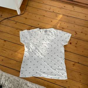 Vit t-shirt med ankarmönster, knappt använd