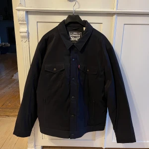 Levis jacka, lättfodrad strl L  - Jackan är helt ny! Den är bara använd ca en halv dag. Nypris 1200kr. Säljer pågrund av fel storlek. 