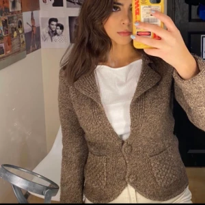 Brun stickad kavaj 🥥🤎 - Unik och fin! Frakt tillkommer ! 🤎 DM för mer info🥥