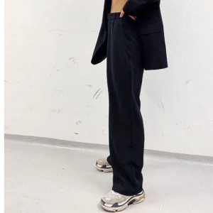 Kostymbyxor  - Jättefina konstymbyxor från madlady. Väldigt bra skick med knappar i midjan så att man kan reglera midjan om man vill ha high waist eller low waist❤️