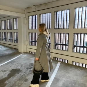 Kappa str M Grå - Säljer min otroligt fina kappa! Använd va 2 ggr. Den är rätt lång i modellen och har avtagbart band i midjan. Säljer pga inte fått användning för den🥰