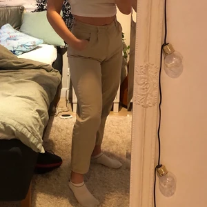 svinsnygga beiga jeans 🤎🤎 - beiga jeans med sjukt snygg passform. passar jättebra med kängor, då de inte går hela vägen ned till fötterna på mig som är 162cm lång. köparen står för frakt✨💓