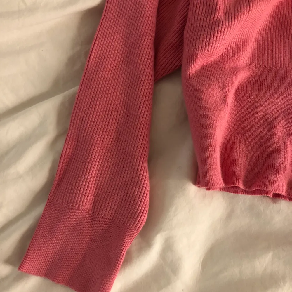 Superfin klarrosa ribbad tröja från Gina. Aldrig använd med prislappen kvar. Otroligt skönt material och formar fint 💘. Stickat.
