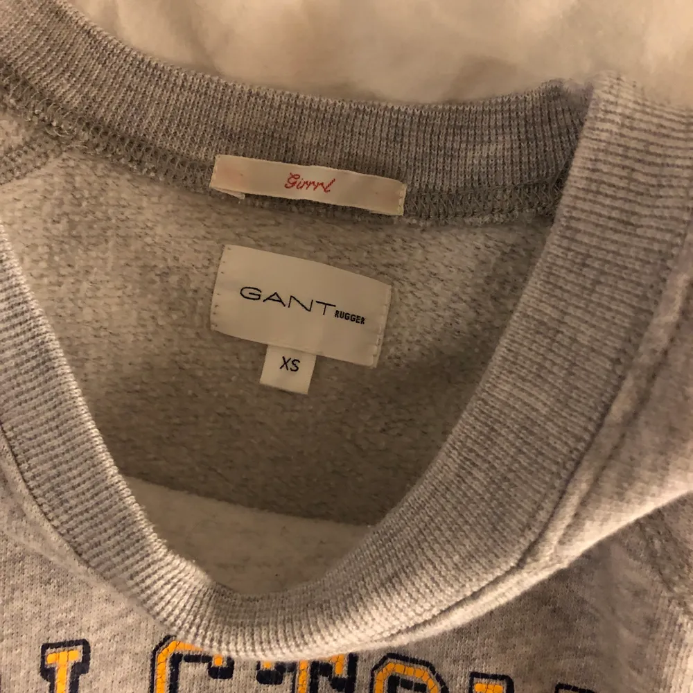 Grå vintage sweatshirt med text. Från Gant storlek XS 💘 (Finns inget tydligt gant märke på tröjan förutom lappen inuti). Hoodies.