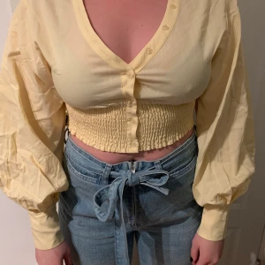 Gul blus - Gul blus från NAKD i storlek 38, aldrig använd.