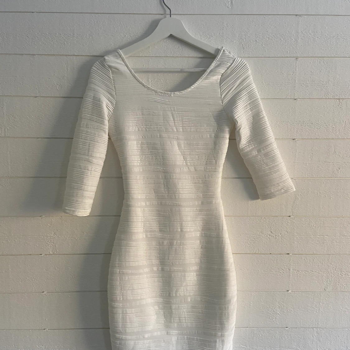 Super fin vit klänning med formning - 90