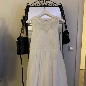 Vit klänning - Storlek XS men skulle säga att den är lite stor i storleken
