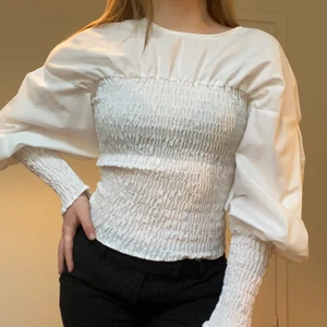 Vit blus med smock🤍 - Säljer en fin blus i gott skick! Endast använd vid enstaka tillfällen. Blusen är från Gina Tricot och är i storlek 34. 🤍 Betalning sker via swish. Köparen står för frakten! 