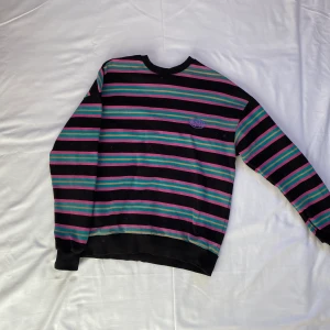 Junkyard tröja - Fin randig tröja från junkyard köpt för något år sedan men knappt använd. Är storlek S men sitter ganska oversized. Har även ett broderat tryck där det står multi verse :) ❤️