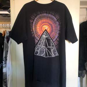 Skön t shirt från BillaBong av 100% ekologisk ylle. Den har också en cool symbol för Illuminati! Köpt second hand. Möts upp i city eller södermalm.