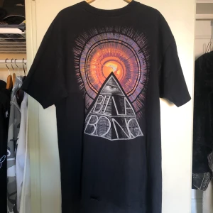 Illuminati t-shirt - Skön t shirt från BillaBong av 100% ekologisk ylle. Den har också en cool symbol för Illuminati! Köpt second hand. Möts upp i city eller södermalm.