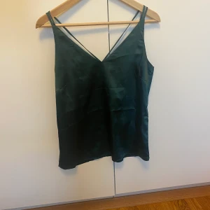 Topp grön veromoda  - Säljer mitt gröna topp från veromoda. Aldrig använd! prislappen kvar! 