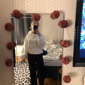 Vit hoodie - Superfin vid hoodie i storleken S. Hoodien är supermjuk och endast använd ett fåtal gånger. 
