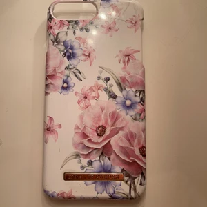 Skal från ideal of Sweden  - Mobilskal från ideal of Sweden till iPhone 8/7 plus, skalet är i bra skicka och säljs för 40kr