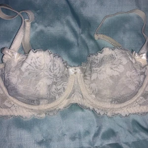 Exklusiv pärlvit spets-BH  - Superfin spets-BH som är sparsamt använd, i toppenskick. Bekvämt och kvalitativt material, inköpt för ca 600kr! Köpt från lingeriebutiken Change, därför står storleken som 60D. Om man jämför det med storlekar på BH:ar från ex. Lindex så kan det motsvara typ 70C. Samtidigt så är denna BH lite anpassningsbar i storleken eftersom den inte är fodrad och även har resår upptill i kupan så att den kan passa en rad olika storlekar. Fråga jättegärna om mått etc i DM!📮 Frakt tillkommer📦