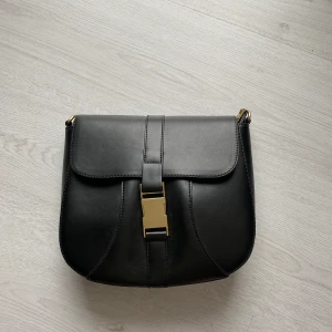 Svart väska  - Svart väska utan band! Aldrig använd. Bra storlek till vardags 